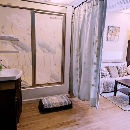 Uptown Area, Cozy King Suite, Quiet And Private, Free Parking, Walk To Restaurants Charlotte Esterno foto