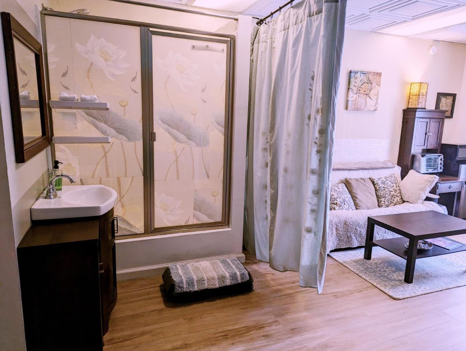 Uptown Area, Cozy King Suite, Quiet And Private, Free Parking, Walk To Restaurants Charlotte Esterno foto