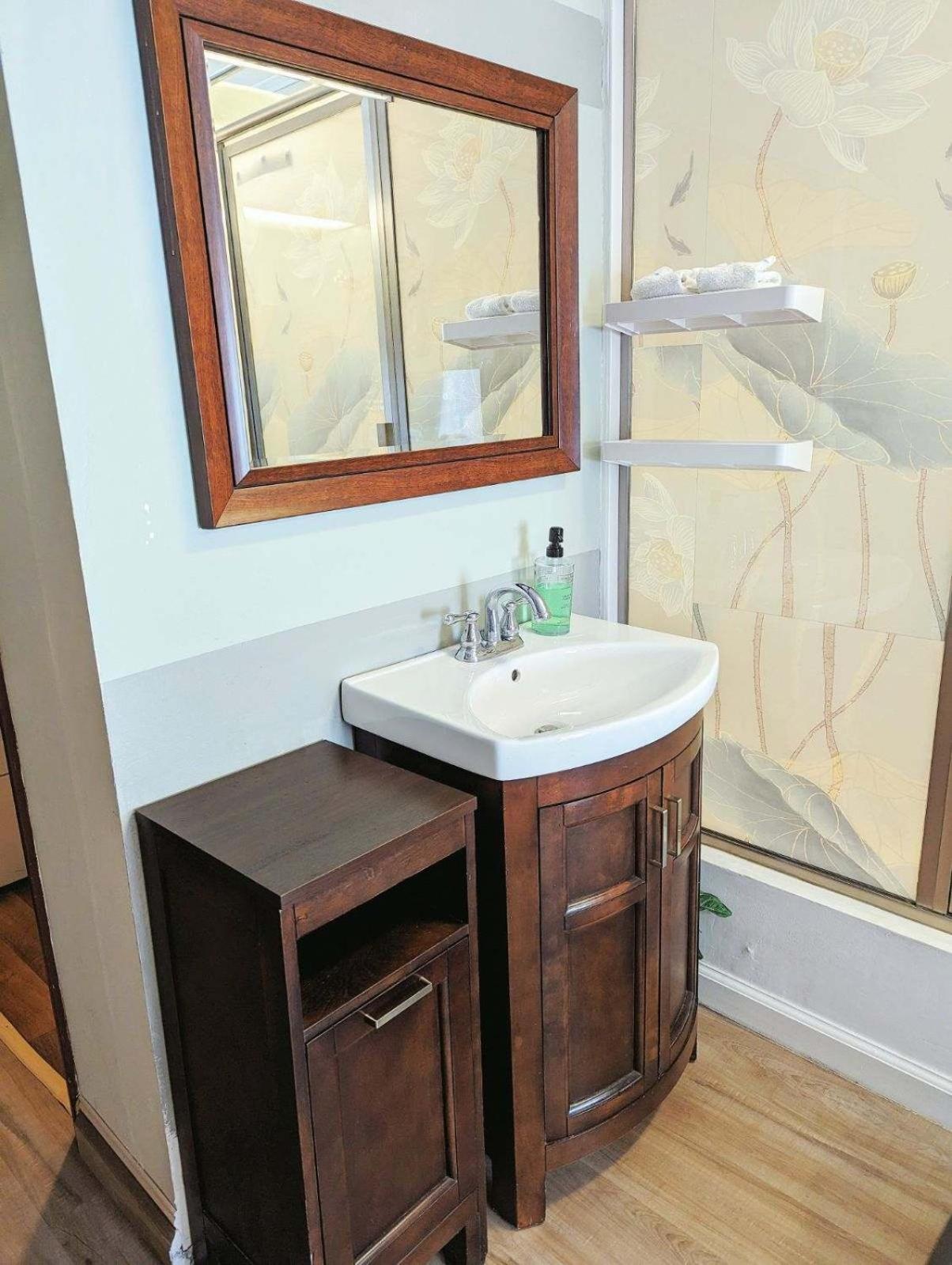 Uptown Area, Cozy King Suite, Quiet And Private, Free Parking, Walk To Restaurants Charlotte Esterno foto