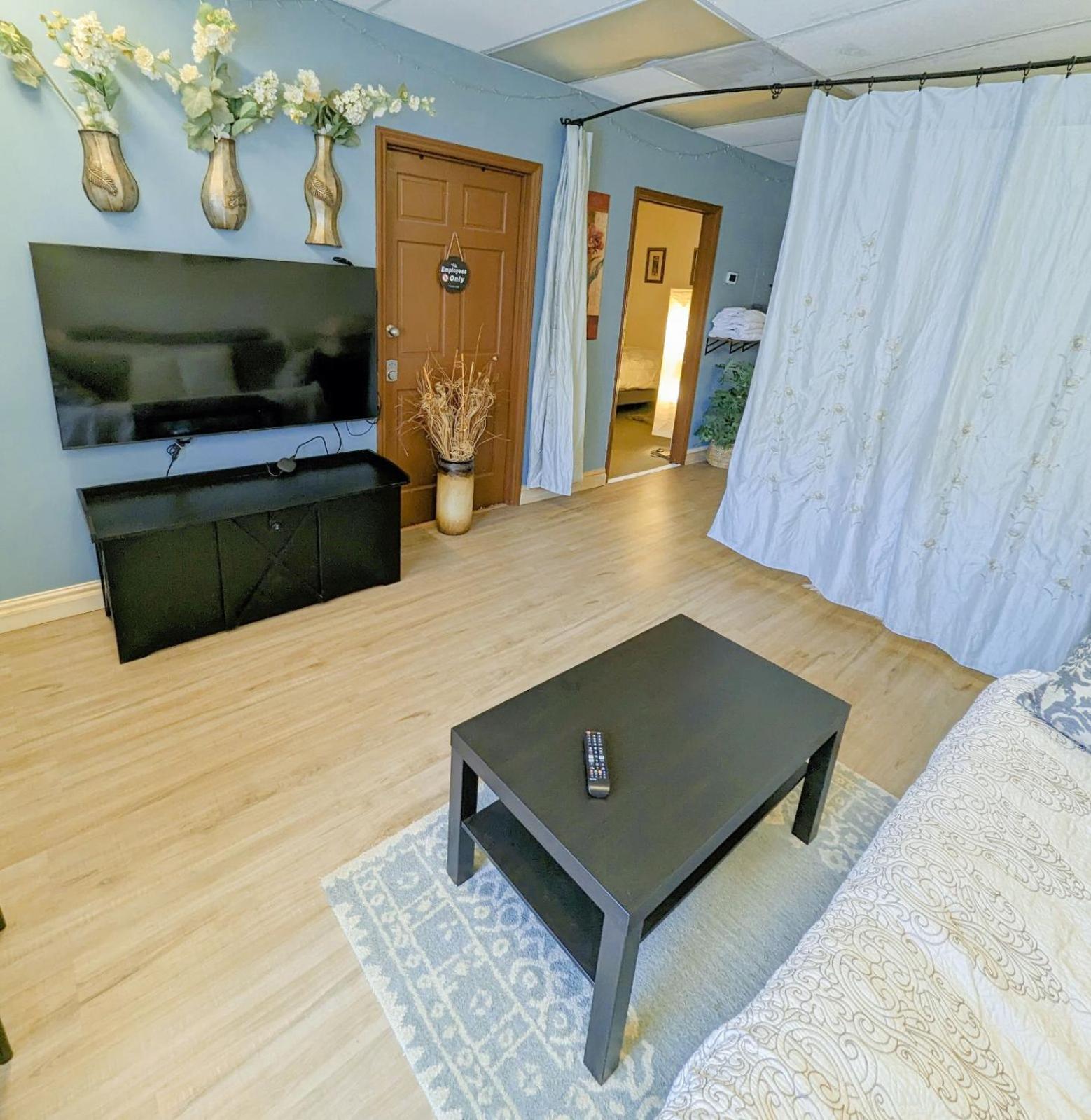 Uptown Area, Cozy King Suite, Quiet And Private, Free Parking, Walk To Restaurants Charlotte Esterno foto